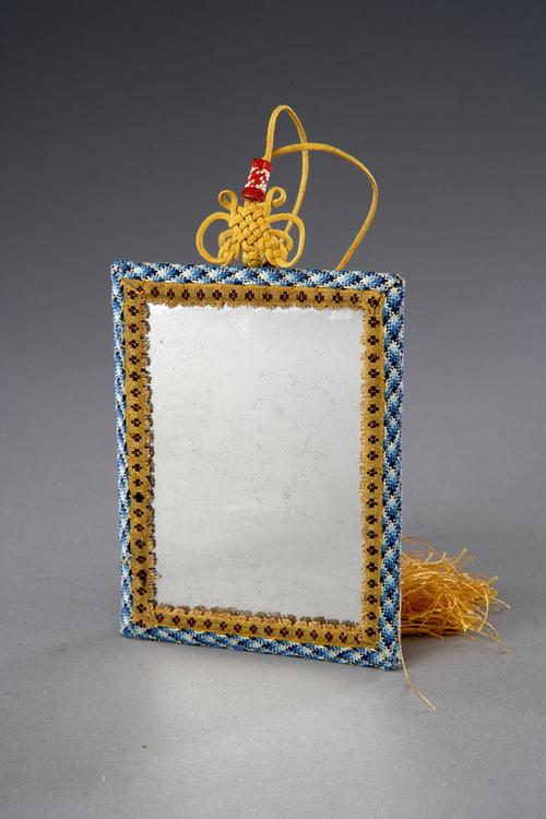 黄色缎平金绣五毒葫芦纹活计-镜子