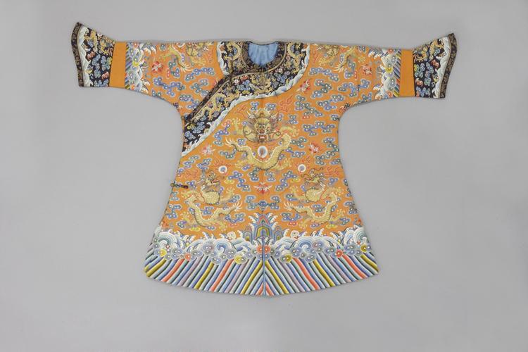 杏黄色绸绣彩云金龙杂宝海水纹小单龙袍