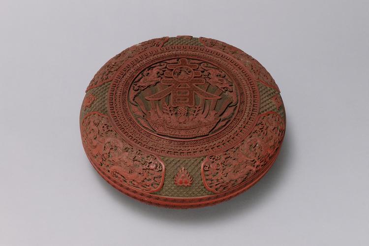 乾隆款剔红寿春图开光山水人物图圆盒