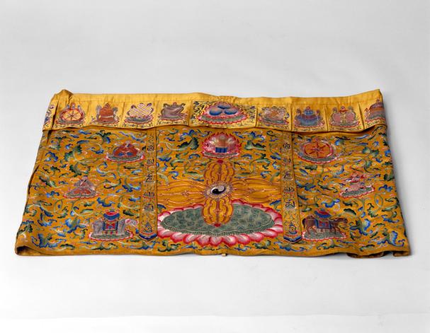 黄色缎绣八宝勾莲纹夹佛桌围