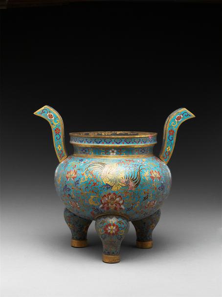 乾隆款掐丝珐琅缠枝莲纹朝冠耳三足炉