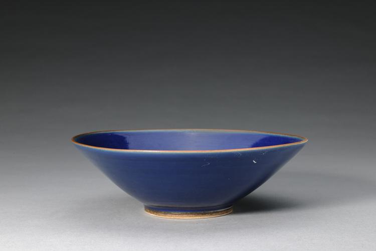 嘉靖款蓝釉暗划云龙纹碗