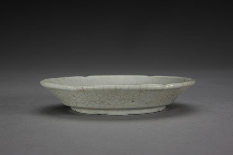 哥窑青灰釉葵瓣口盘