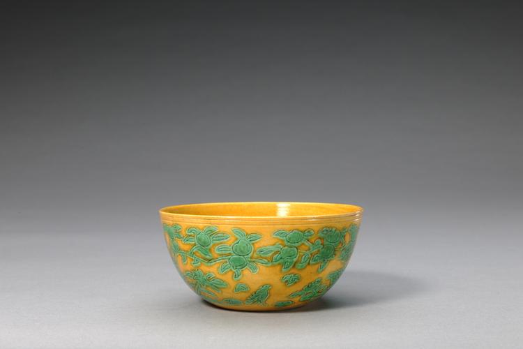 嘉靖款黄地绿彩花鸟纹卧足碗
