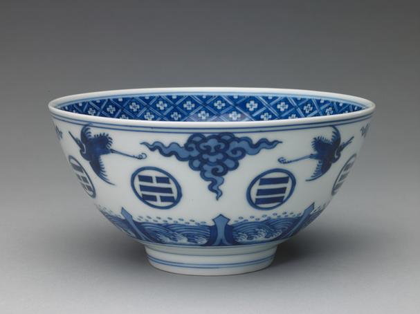 康熙款青花八卦云鹤纹碗