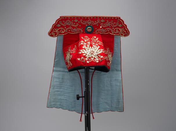 红色缎绣五蝠捧寿折枝花纹串玻璃珠大尾巾