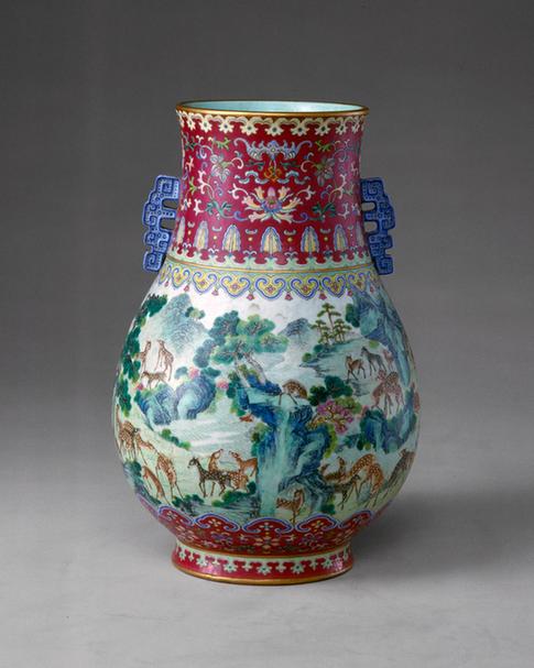 乾隆款紫地粉彩开光百鹿图尊