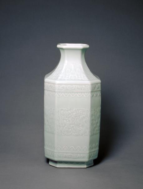 雍正款粉青釉印花夔凤纹委角八方瓶