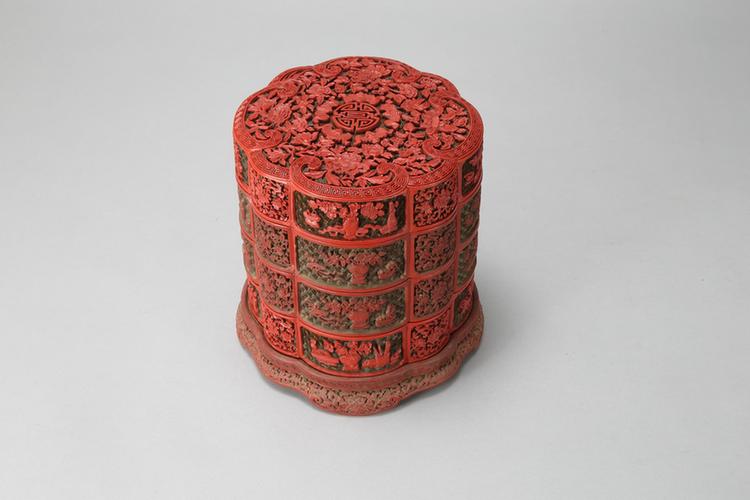 剔红五蝠捧寿纹开光博古纹梅花式套盒