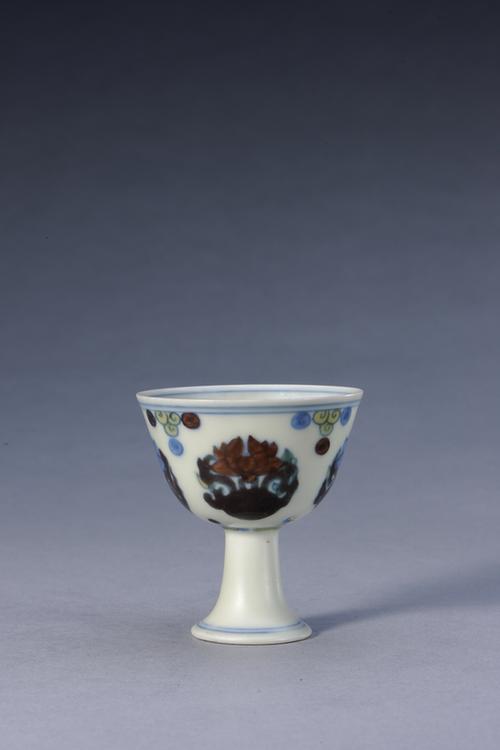 成化款斗彩团莲纹高足杯