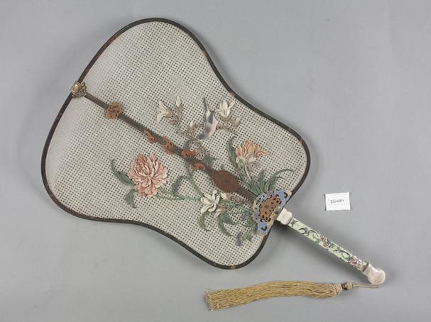 象牙编织嵌象牙染雕花鸟图团扇