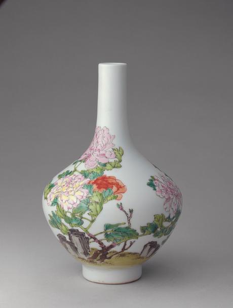 乾隆款粉彩牡丹纹直口瓶