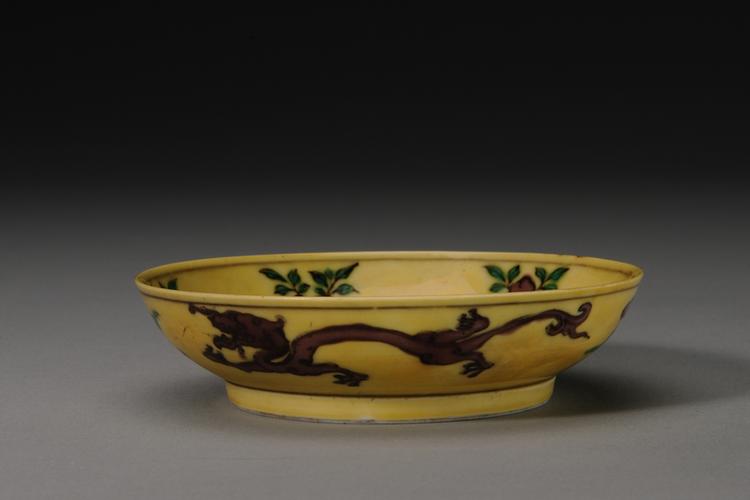 乾隆款黄地紫绿龙朵花纹盘