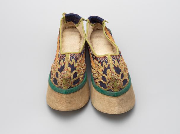 杏黄色缎打籽绣尖底鞋