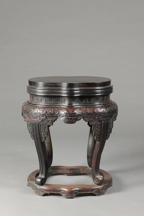 紫檀木雕花纹桃式杌