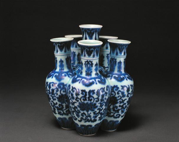 乾隆款青花缠枝莲纹六连瓶