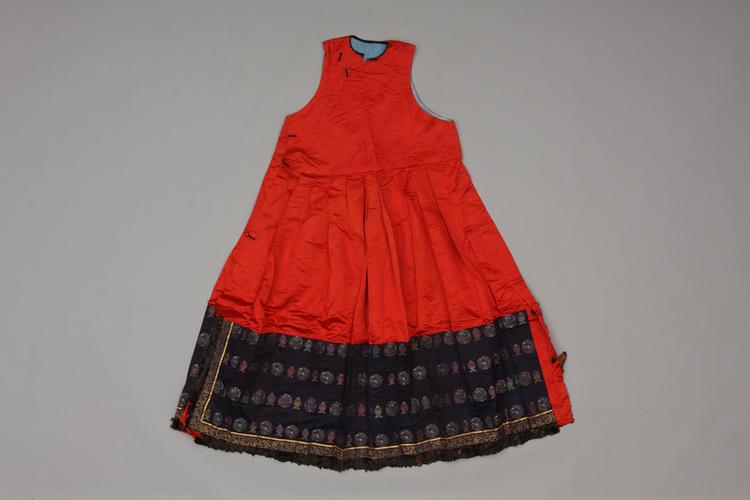 大红色素缎接石青色寸蟒妆花缎夹朝裙