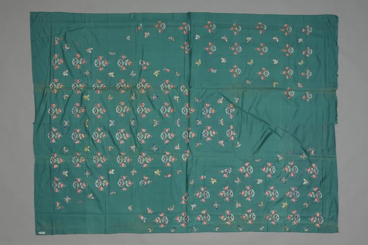 绿色绸绣浅彩秋海棠蝶纹氅衣料