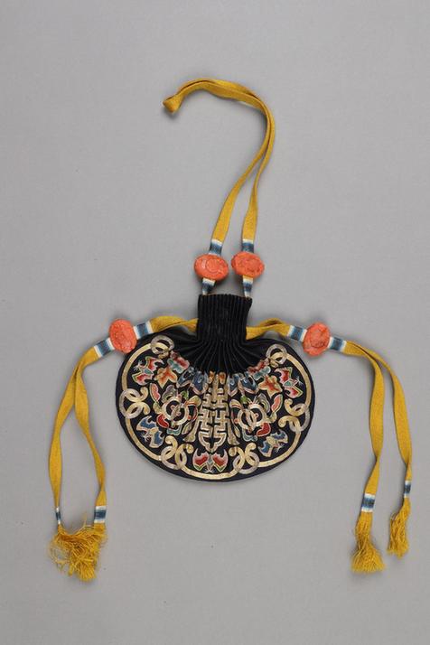 深蓝色缎平金锁绣福在眼前纹腰圆荷包