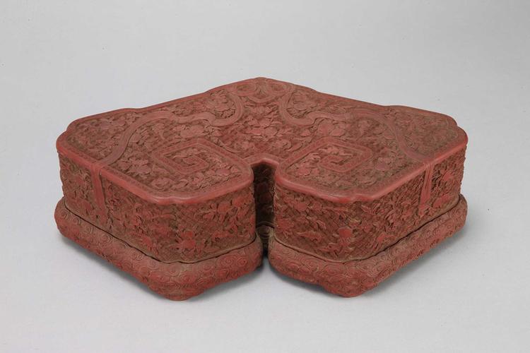 剔红桃蝠纹磬式套盒