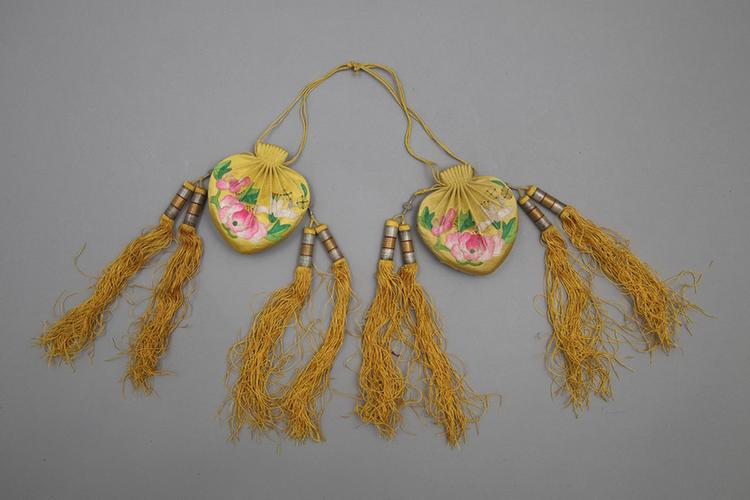 黄色缎钉绫绣玉堂富贵纹活计-荷包