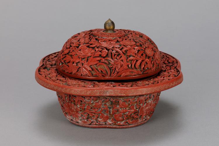 剔红四季花卉纹海棠式盒