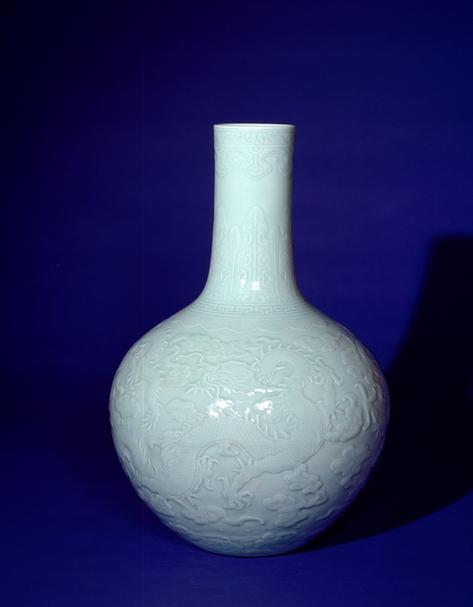 乾隆款粉青釉刻花海水云龙纹天球瓶