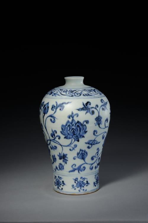 青花缠枝莲纹梅瓶