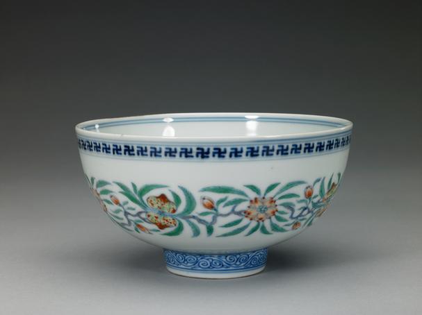 康熙款斗彩桃实纹碗