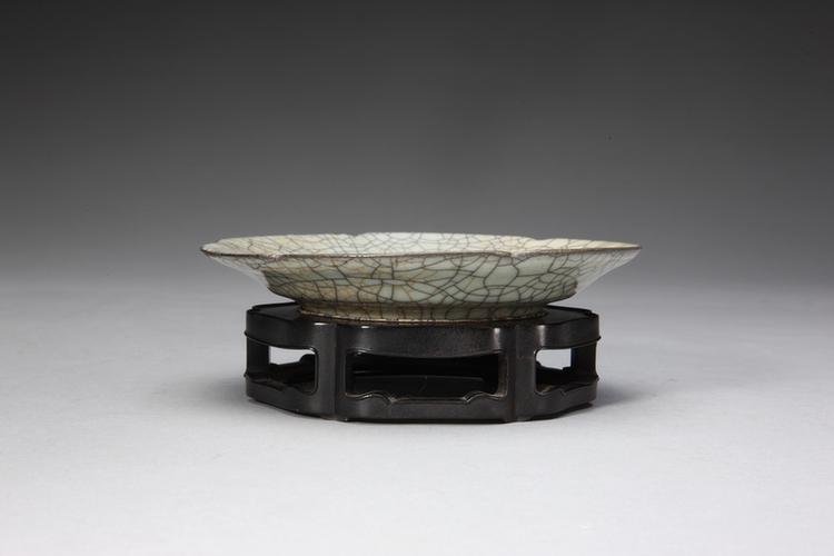 哥窑青釉葵口盘