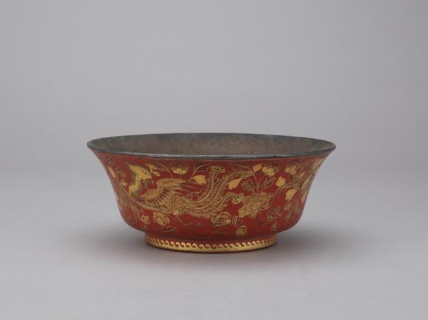 乾隆款红漆描金丹凤牡丹纹银里撇口碗