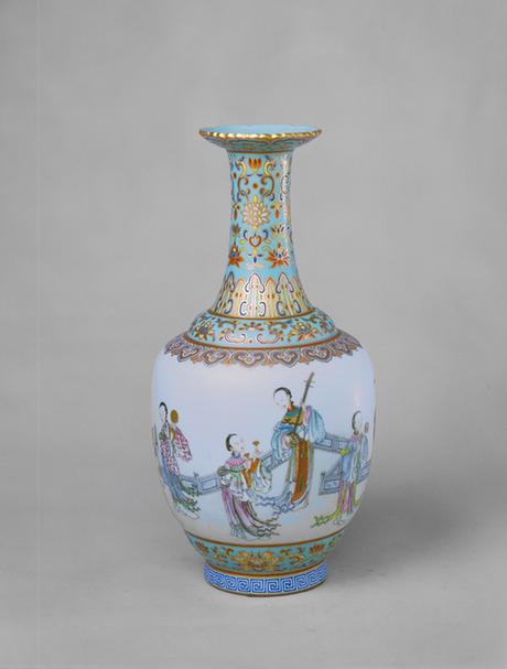 乾隆款绿地粉彩开光描金仕女图花口瓶