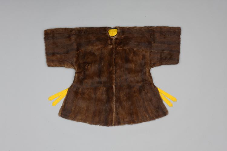 明黄色江山万代纹暗花江绸貂皮端罩