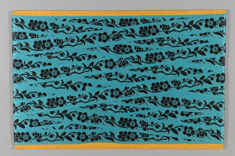 月白色缎地水墨枝梅花纹绦