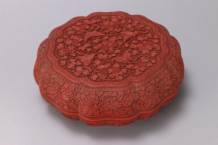 剔红瓜瓞缠枝莲纹葵瓣式盒