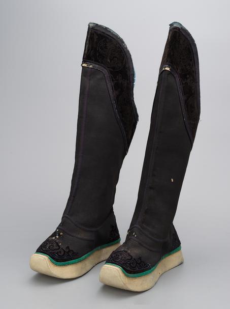 石青色缎补绒云纹头皂靴