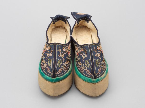 石青色缎缉线绣云龙纹尖底鞋