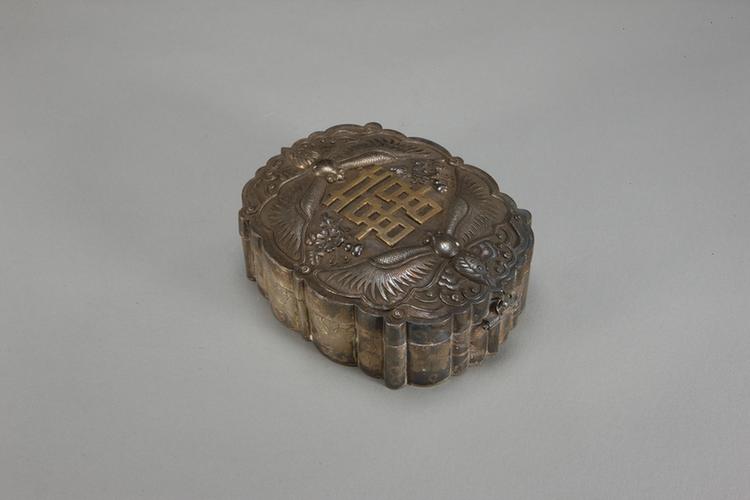 银镀金双蝶纹喜字粉盒