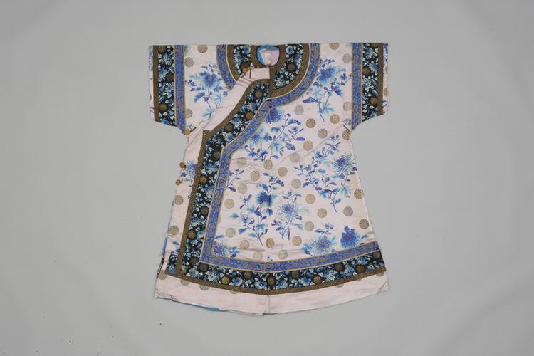 雪灰色缎绣三蓝菊花金团寿字纹衬衣拆片