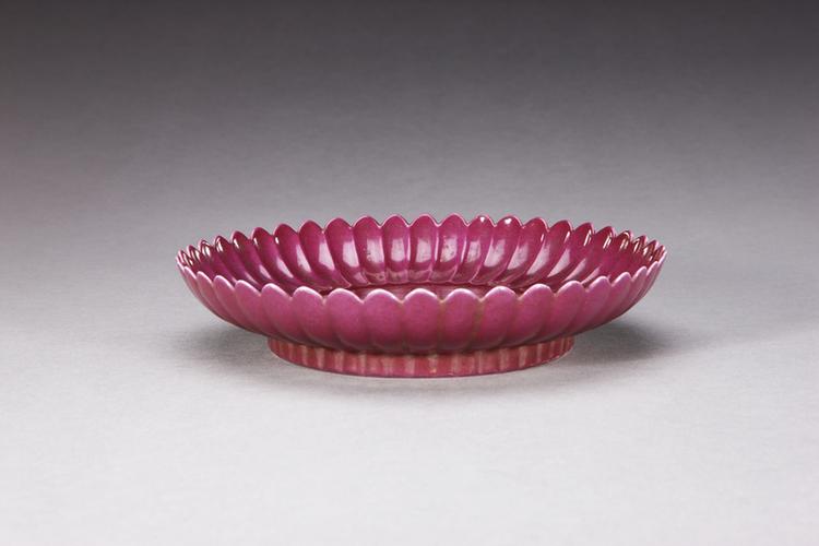 雍正款藕荷色釉菊瓣盘