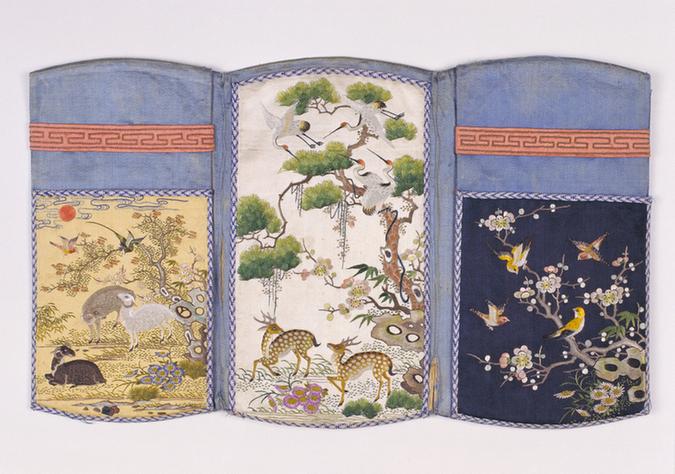 彩色缎绣鹤鹿三羊梅雀纹名姓片夹