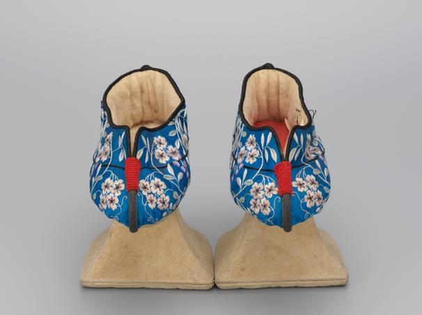 月白色缎绣花盆底女棉鞋