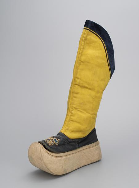 黄色缎打籽绣蝶纹皂靴