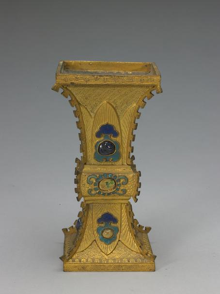 铜镀金嵌石出戟方形瓶