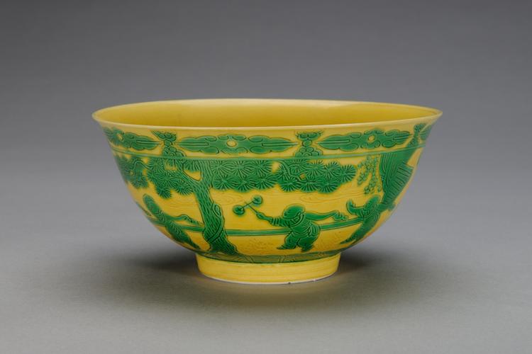 黄地绿彩园林婴戏图碗