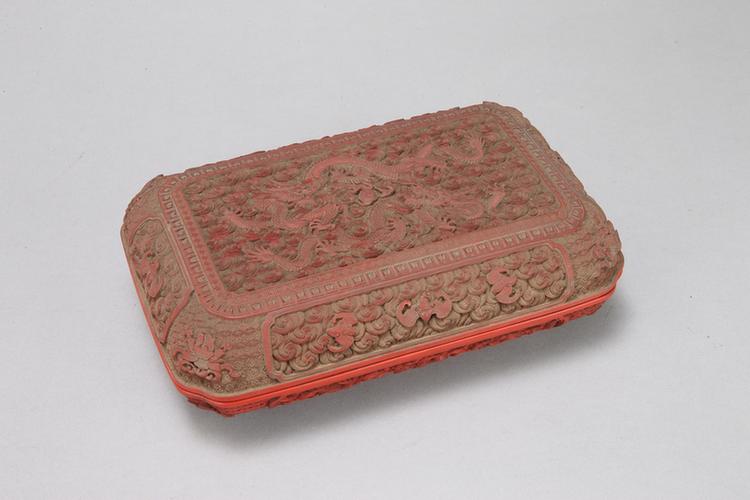 剔红二龙戏珠纹开光云蝠纹长方盒