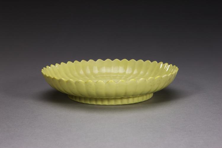 雍正款黄釉菊瓣盘