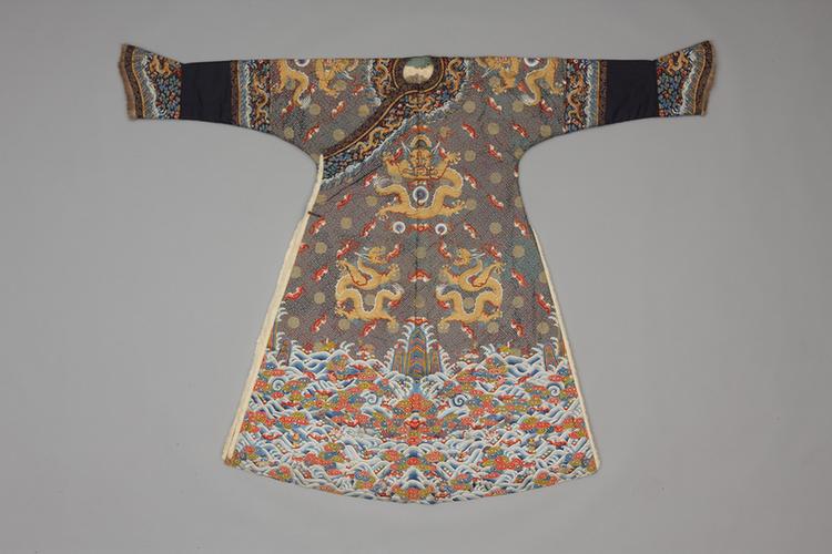 绿色绸绣万字云蝠金龙纹灰鼠皮女龙袍