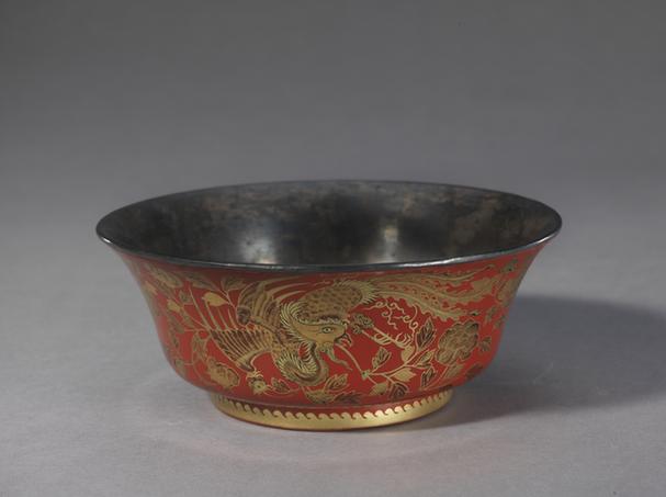 乾隆款红漆描金丹凤牡丹纹银里撇口碗