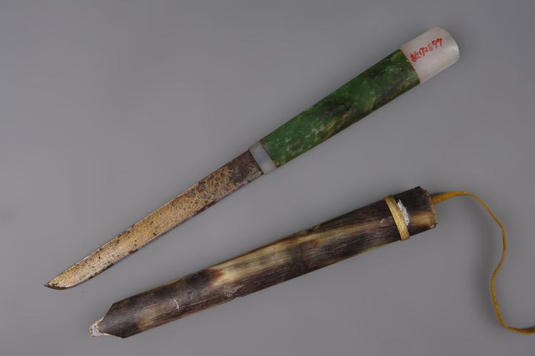 牛角包铜错金花玉柄鞘刀